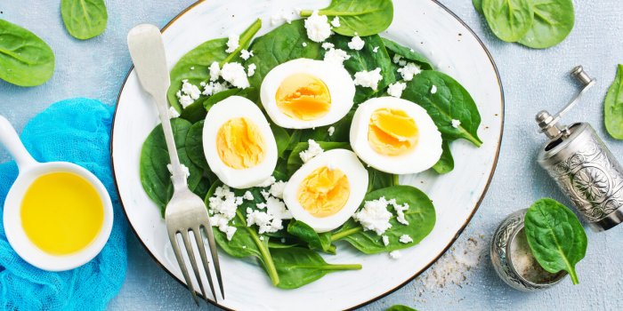 Salade Åufs mimosa, épinards et graines
