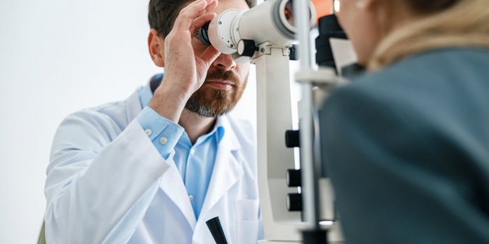 Sept gestes du quotidien à ne plus faire pour prévenir le vieillissement des yeux