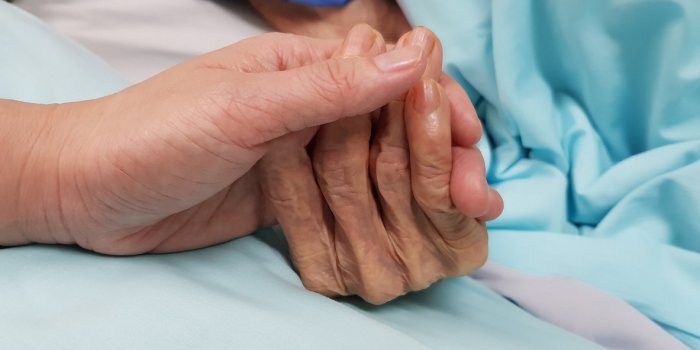 "Hold-up" : les 10 aberrations scientifiques de ce "documentaire" sur la Covid-19