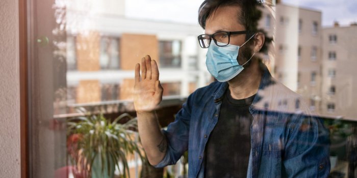 "Hold-up" : les 10 aberrations scientifiques de ce "documentaire" sur la Covid-19