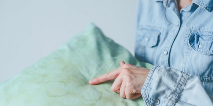 Les 7 saletés qui restent sur votre taie d'oreiller lorsque vous ne la changez pas