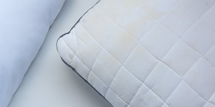 Les 7 saletés qui restent sur votre taie d'oreiller lorsque vous ne la changez pas