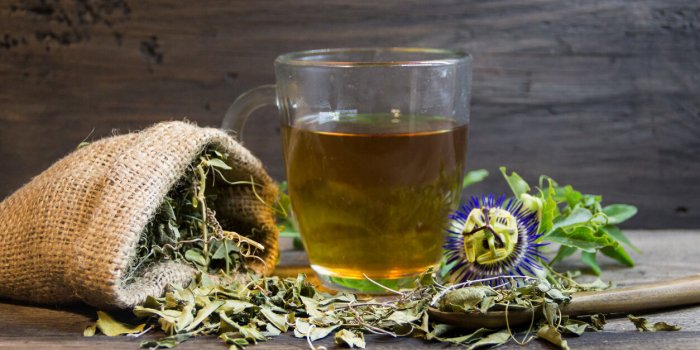 7 tisanes de la phytothérapeute à dégainer en cas de désagréments liés au cycle