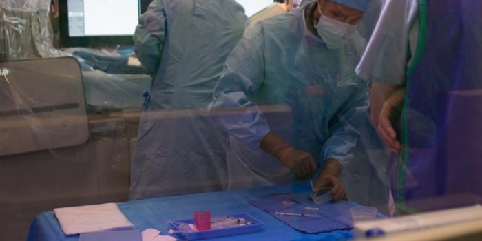 Comment réparer une malformation artério-veineuse dans le cerveau : les images au bloc