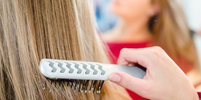 Cheveux : 10 habitudes à bannir selon le coiffeur Nicolas Waldorf