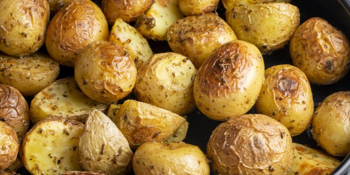 roasted baked baby potatoes with garlic and herbs