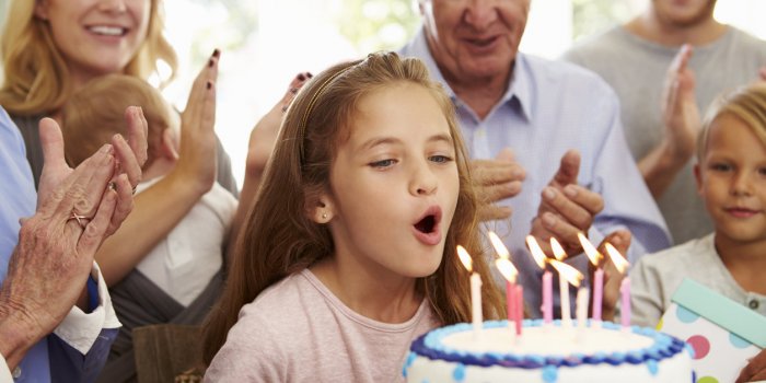 Covid-19 : ces gestes festifs que vous ne pouvez plus faire