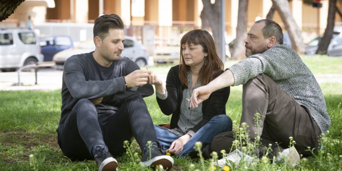 Covid-19 : ces gestes festifs que vous ne pouvez plus faire