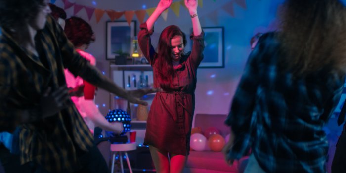 Covid-19 : ces gestes festifs que vous ne pouvez plus faire