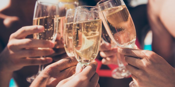 Covid-19 : ces gestes festifs que vous ne pouvez plus faire