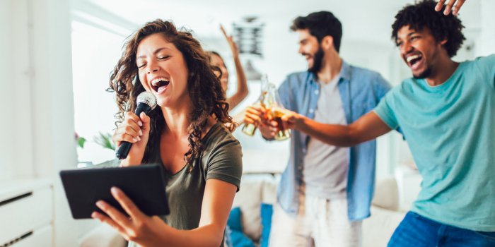 Covid-19 : ces gestes festifs que vous ne pouvez plus faire
