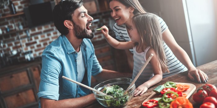 Covid-19 : ces gestes festifs que vous ne pouvez plus faire