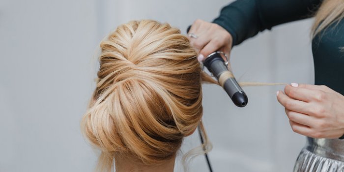 Cheveux : 10 coiffures pour paraÃ®tre plus mince 