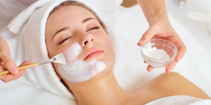 Gommage visage : les 5 étapes pour exfolier sa peau en douceur
