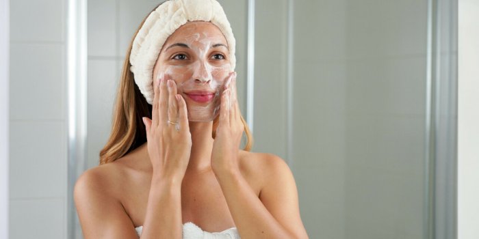Gommage visage : les 5 étapes pour exfolier sa peau en douceur