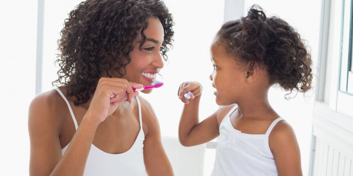 9 façons simples et rapides de prendre soin de ses dents, selon des dentistes