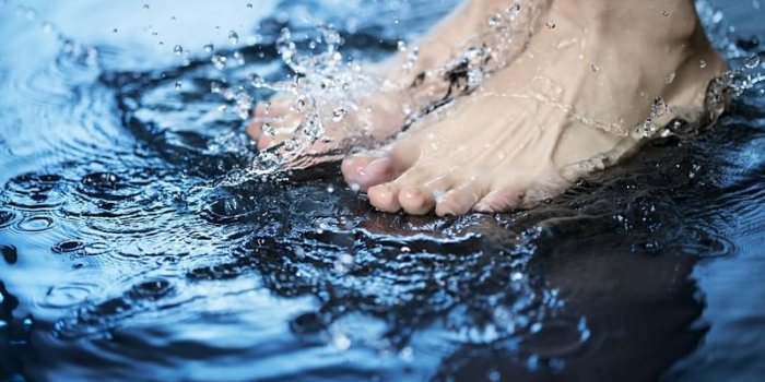 Des pieds au frais : effet immédiat pour avoir moins chaud