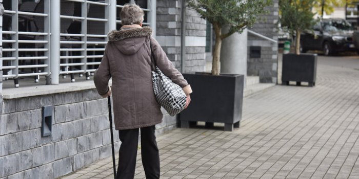 Ces 5 signes en marchant peuvent annoncer une démence à corps de Lewy