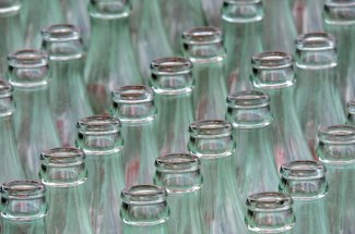 Des microplastiques dans les bouteilles en verre : une etude francaise bouscule les idees recues