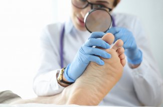 Vosges : des asticots decouverts dans les doigts de pied d’une femme hospitalisee