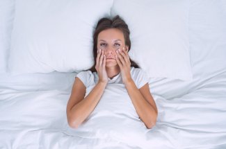 Oreiller : pourquoi il vous marque le visage au reveil