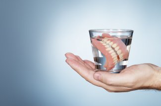 Son dentier retrouve dans sa gorge, huit jours apres son operation