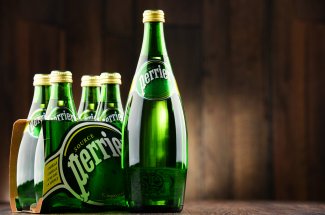 Deux millions de bouteilles d-eau minerale Perrier detruites, apres des soupcons de contamination bacterienne