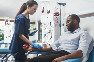 Infarctus du myocarde : une transfusion reduit de moitie les risques de deces selon une etude