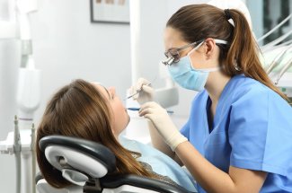 Implant dentaire : la HAS donne un avis favorable pour un remboursement 
