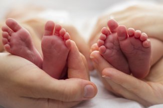 Une femme de 74 ans accouche de jumelles et devient la mere la plus agee au monde 