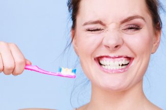 Cerveau : prendre soin de sa bouche et de ses dents previent le declin cognitif