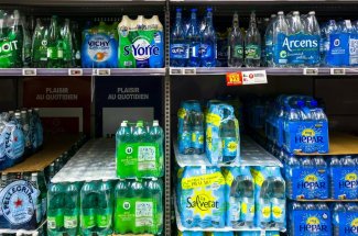 Eaux minerales : un nouveau scandale touche les eaux de la marque Nestle, contaminees au plastique