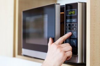 Pourquoi il vaut mieux eviter de mettre du plastique au micro-ondes