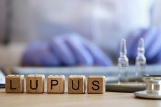 Lupus : un traitement issu du cordon ombilical suscite l’espoir