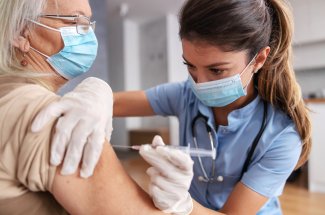 Efluelda revient : un vaccin renforce pour proteger les plus de 65 ans contre la grippe cet hiver 