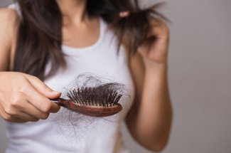 Chute de cheveux : 4 aliments ultra-transformes a bannir