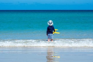 Creme solaire ou vetements anti-UV : lesquels sont les plus efficaces contre le melanome?
