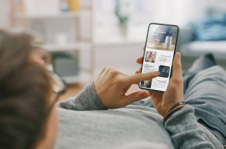 Doomscrolling : quelle est cette mauvaise habitude qui rend anxieux ? 