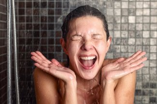 La douche tres froide en ete : un geste a oublier ?