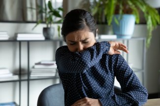 Un medecin partage son astuce secrete contre la toux persistante