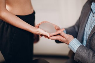 Seins : la partie du corps que les femmes veulent se faire refaire le plus