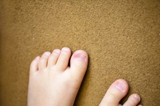 Ebouillantee par sa grand-mere, une fillette de 2 ans pourrait perdre ses pieds