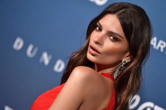 La mannequin Emily Ratajkowski devoile des photos de son accouchement