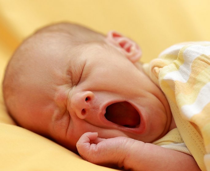 Acne du nourrisson : traitements, duree, que faire si bebe a des boutons ?