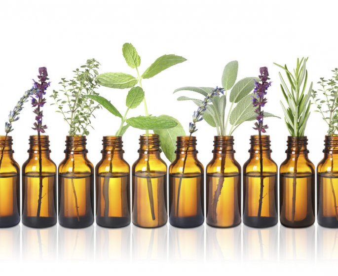 Huiles essentielles : bienfaits, utilisation, risques, guide d’achat… 
