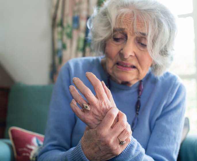 Rhumatisme articulaire aigu chez l’adulte : causes, symptomes, traitements
