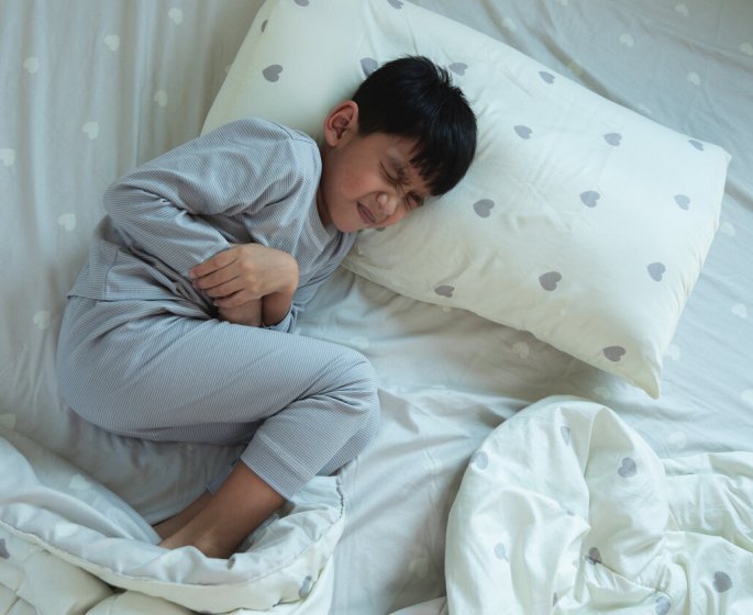 Pourquoi votre position en dormant peut aggraver les brulures d’estomac ?