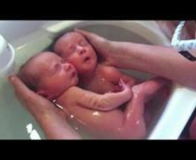 L-attendrissante video de petits jumeaux qui testent la "Thalasso Bain Bebe"