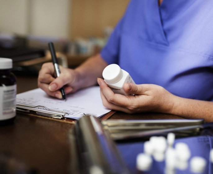 Une femme recoit un medicament anti troubles erectiles pour soigner sa secheresse oculaire
