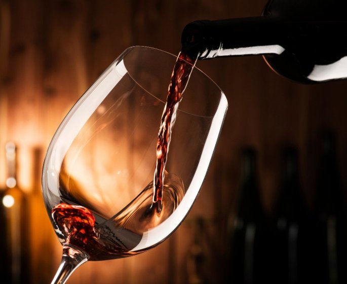 Alcool : boire un verre de vin chaque soir est moins risque que boire une fois en exces